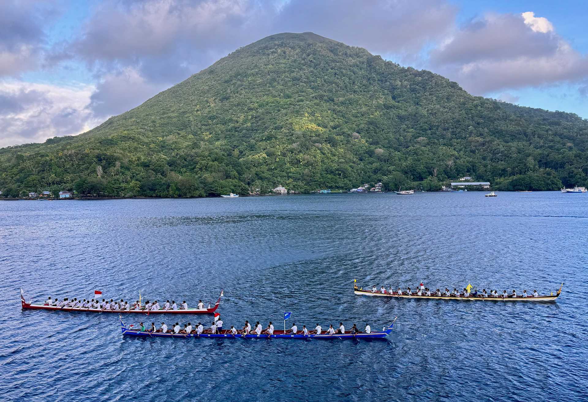 canoes in banda neira